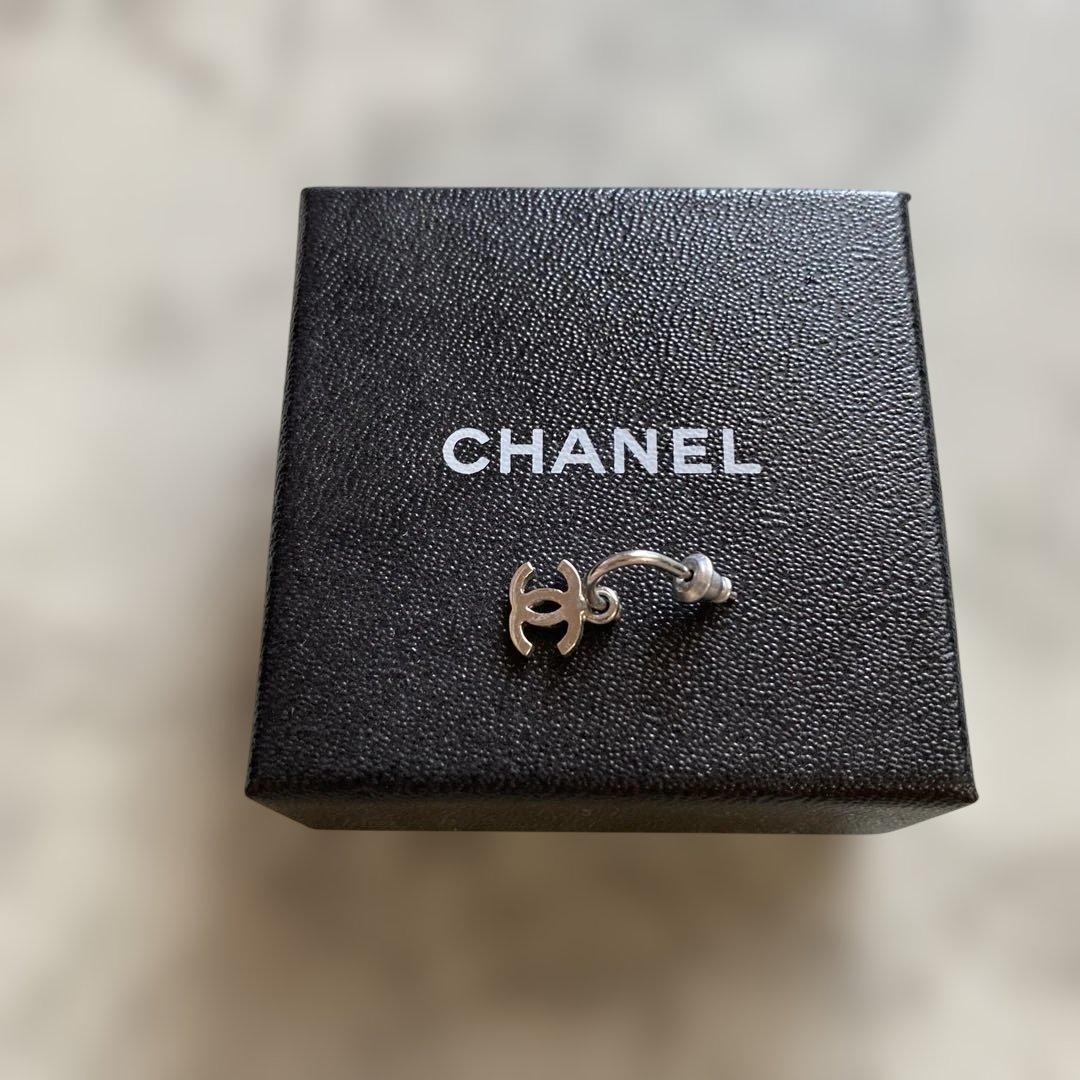 CHANEL シルバー ロゴピアス 片耳用
