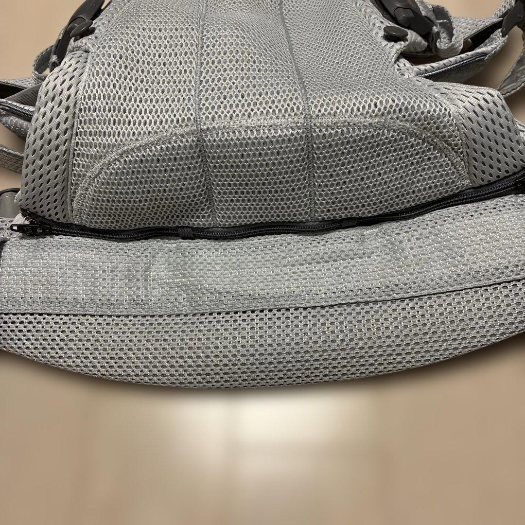 美品　ベビービョルンの抱っこひも　人気のハーモニー　シルバー　BABYBJÖRN