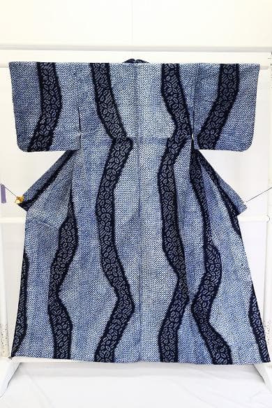 美品 浴衣 有松絞り バチ衿 紺色 よろけ縞 葉 身丈157cm 裄丈63cm