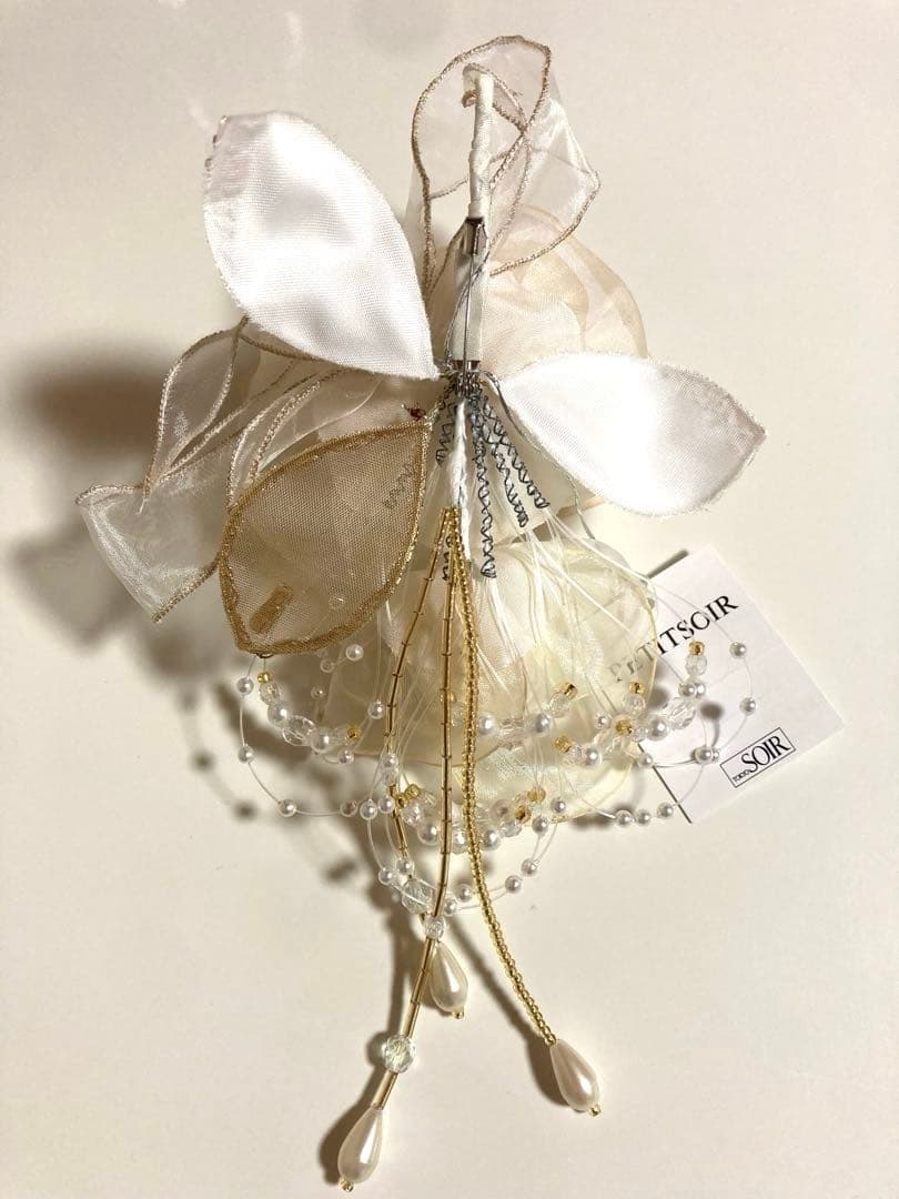 東京ソワール　PETITSOIR コサージュ ブローチオフホワイト色　新品未使用