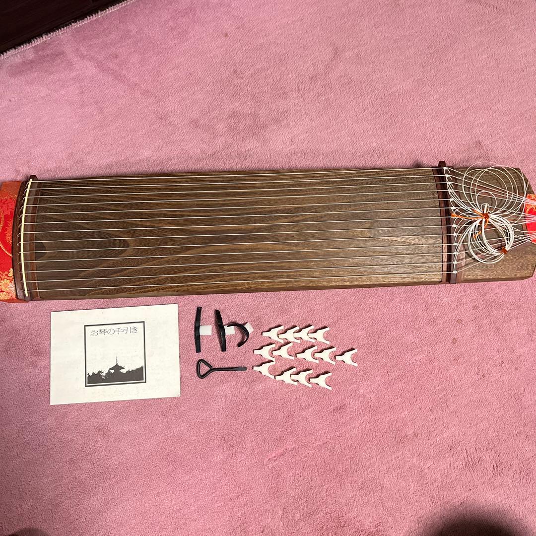 琴 13弦 赤い装飾付き