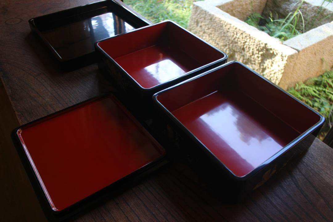 デッドストック！端正な内朱黒漆に優美な松竹梅沈金の輪島塗台付二段重（検重箱お重