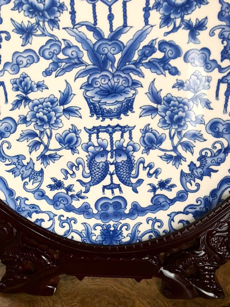 中国美術 大清乾隆年製 蝙蝠 魚 草花紋 飾り皿 皿立て双龍唐台付き 共箱