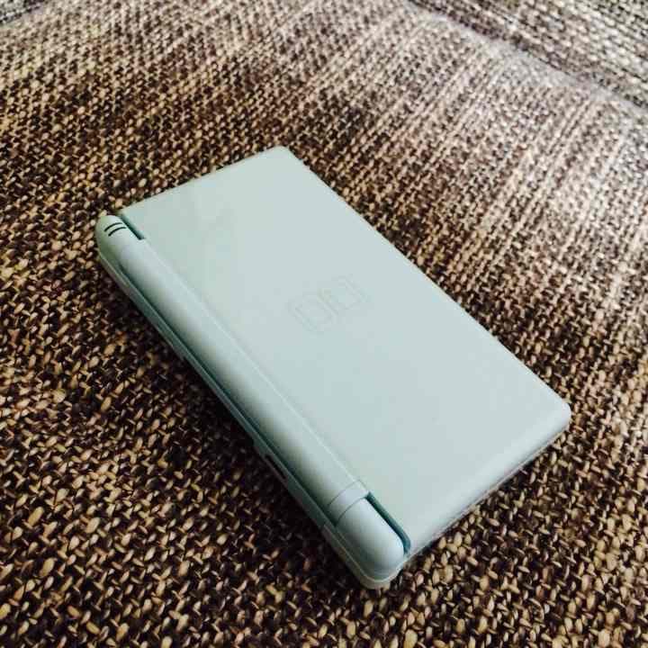 【中古】任天堂 DS LITE ➕ ソフト