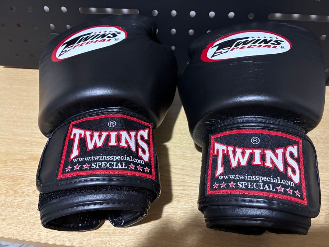 TWINS ボクシンググローブ 16 oz SPECIAL