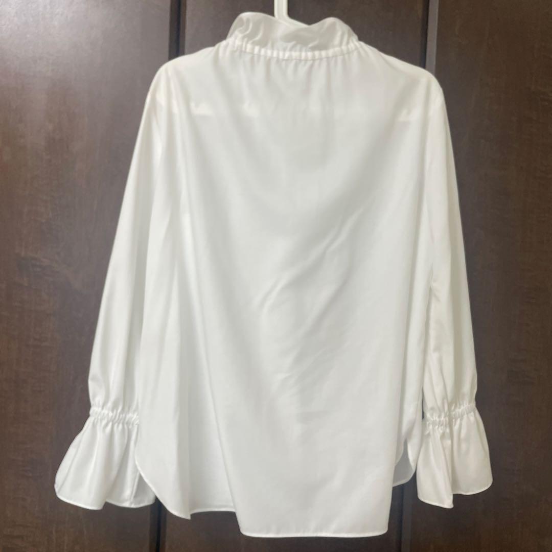 フリルネック ホワイトシャツ