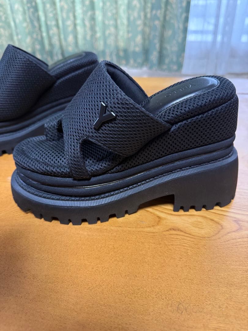 Yello メッシュ ブラック 厚底サンダル