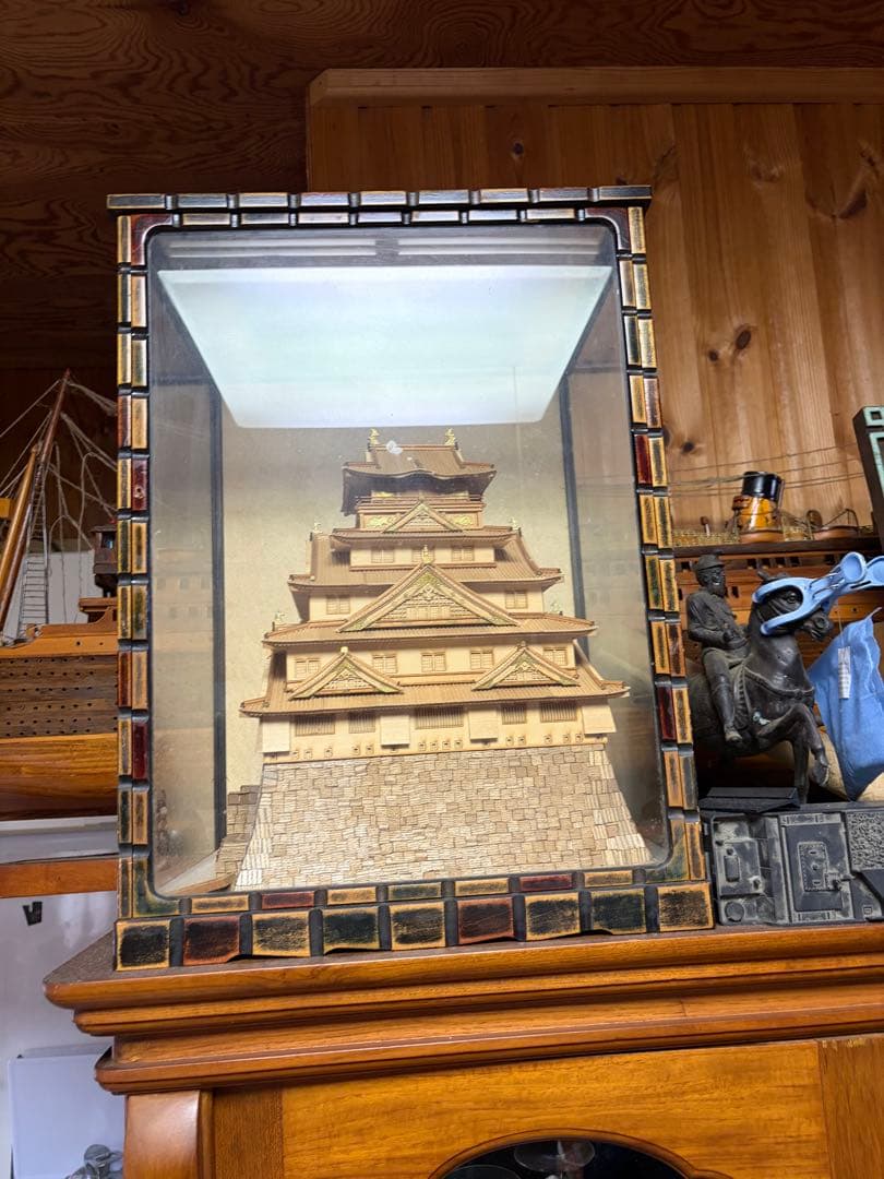 木製城の模型 ガラスケース付き