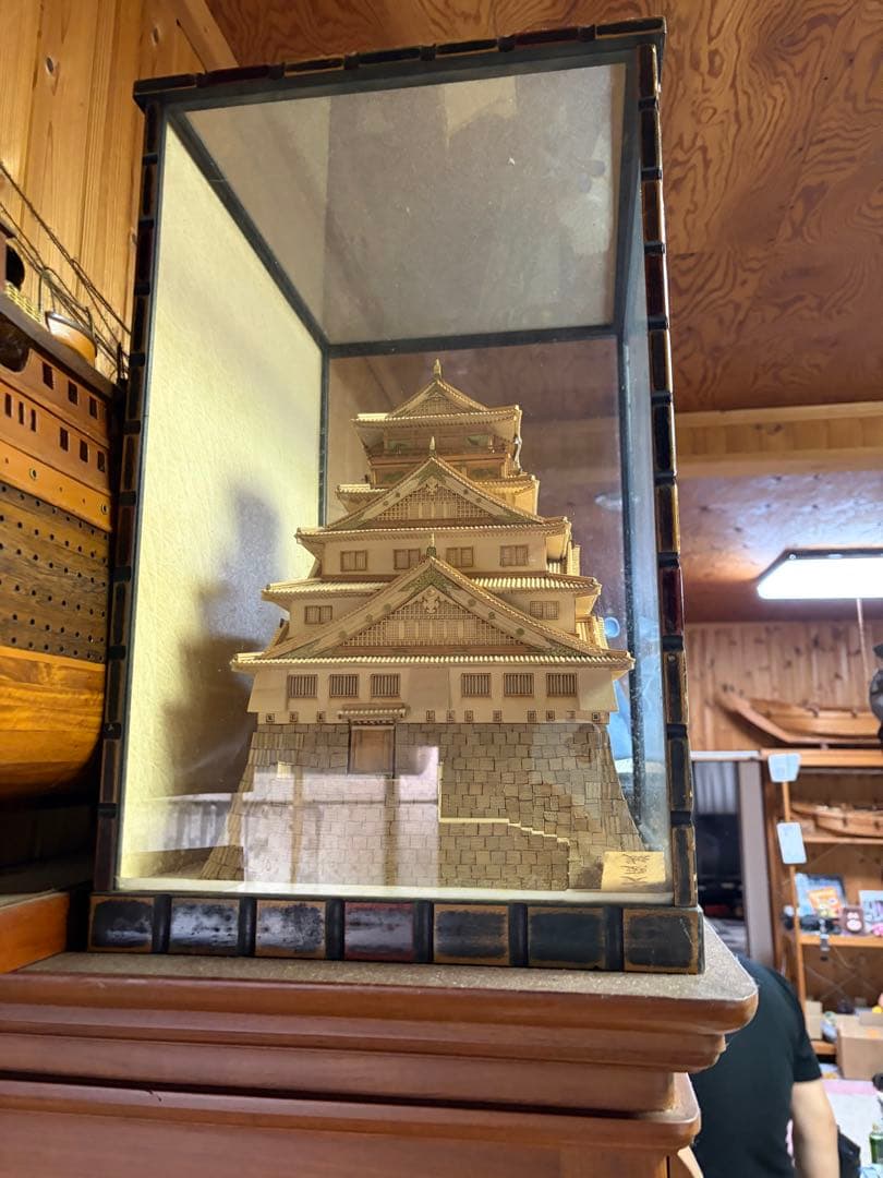木製城の模型 ガラスケース付き