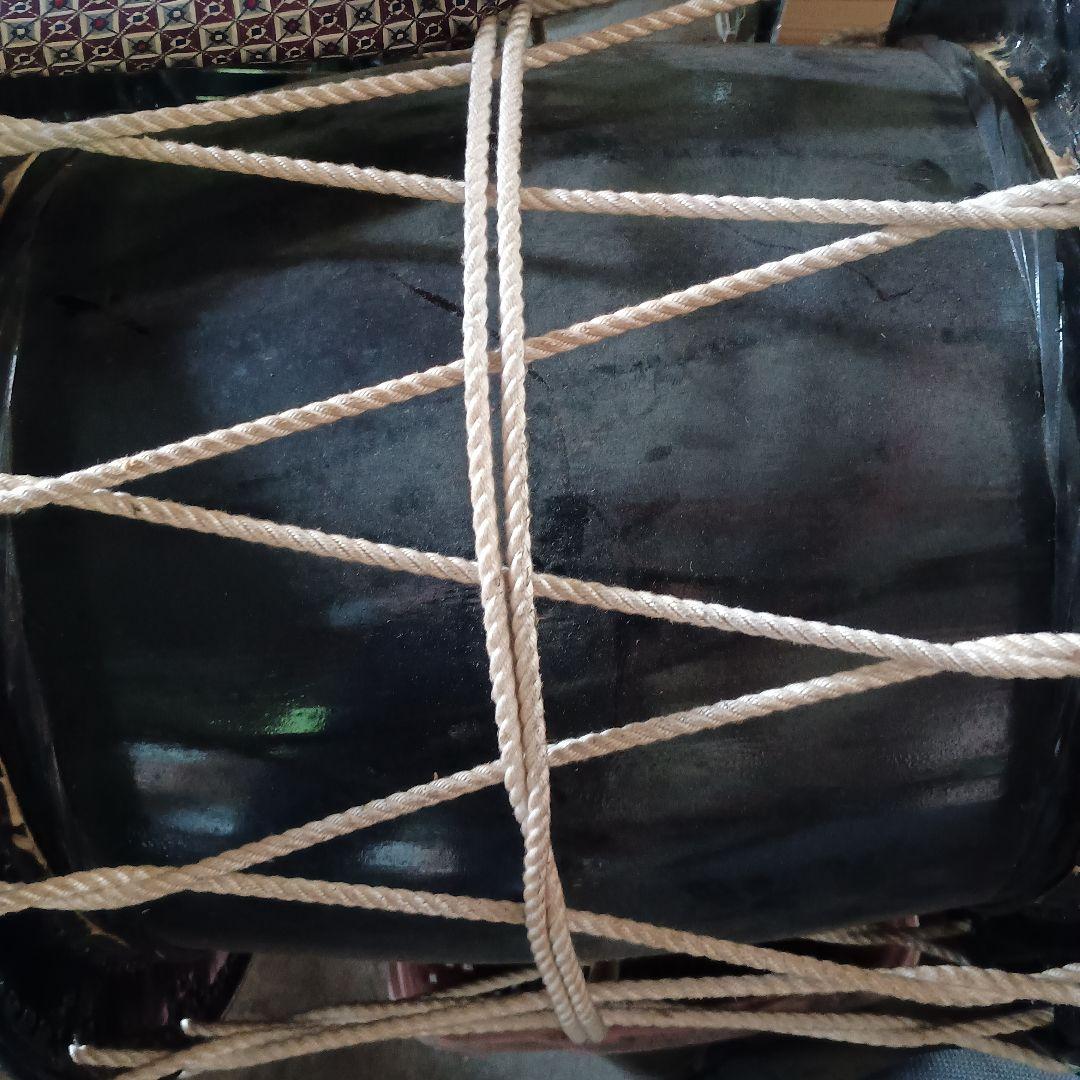 和楽器 鼓 黒と赤の装飾ジャンク品