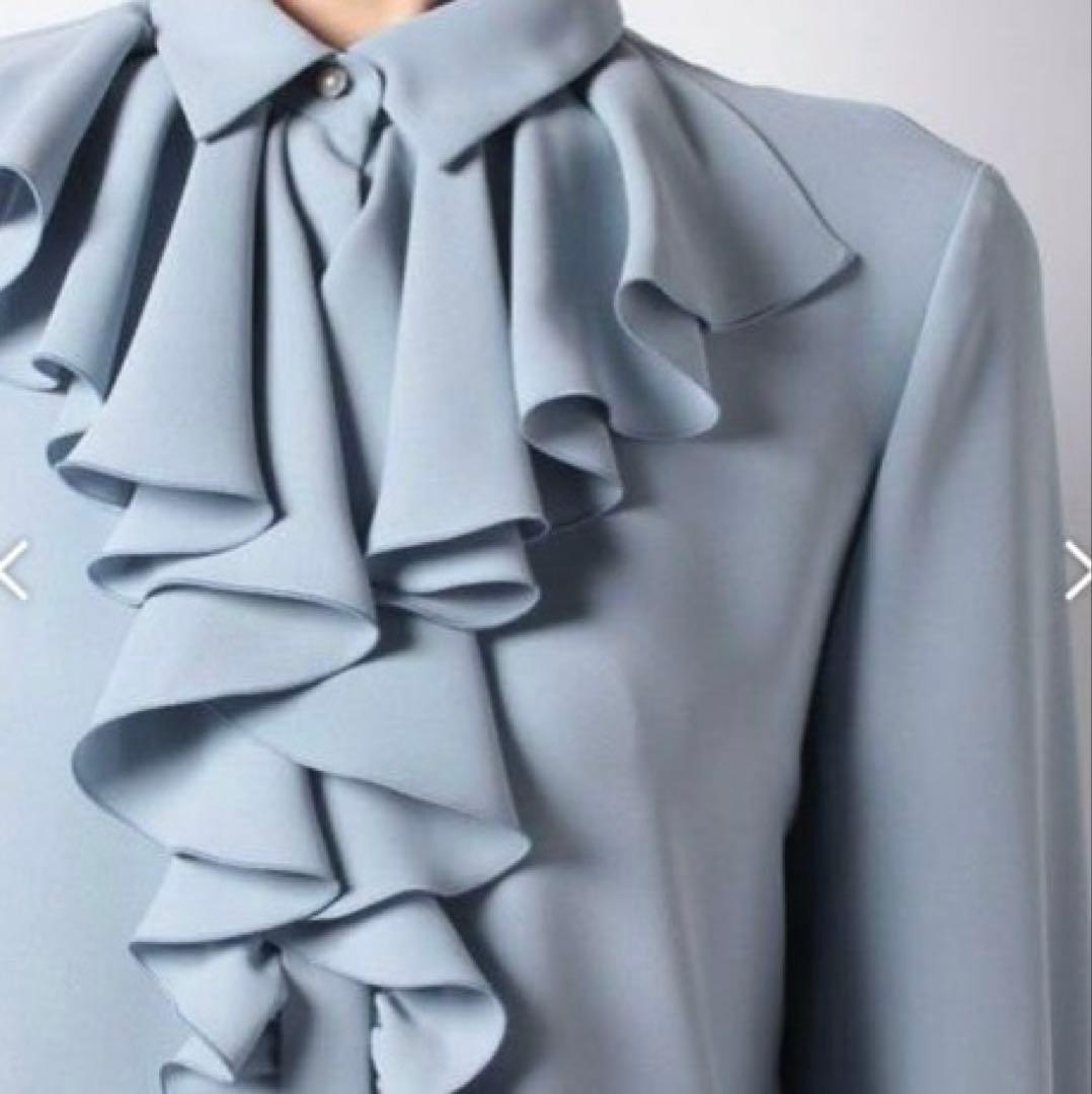 新品✨ルル ウィルビー　バックサテンジョーゼット　フリルブラウス　パールボタン