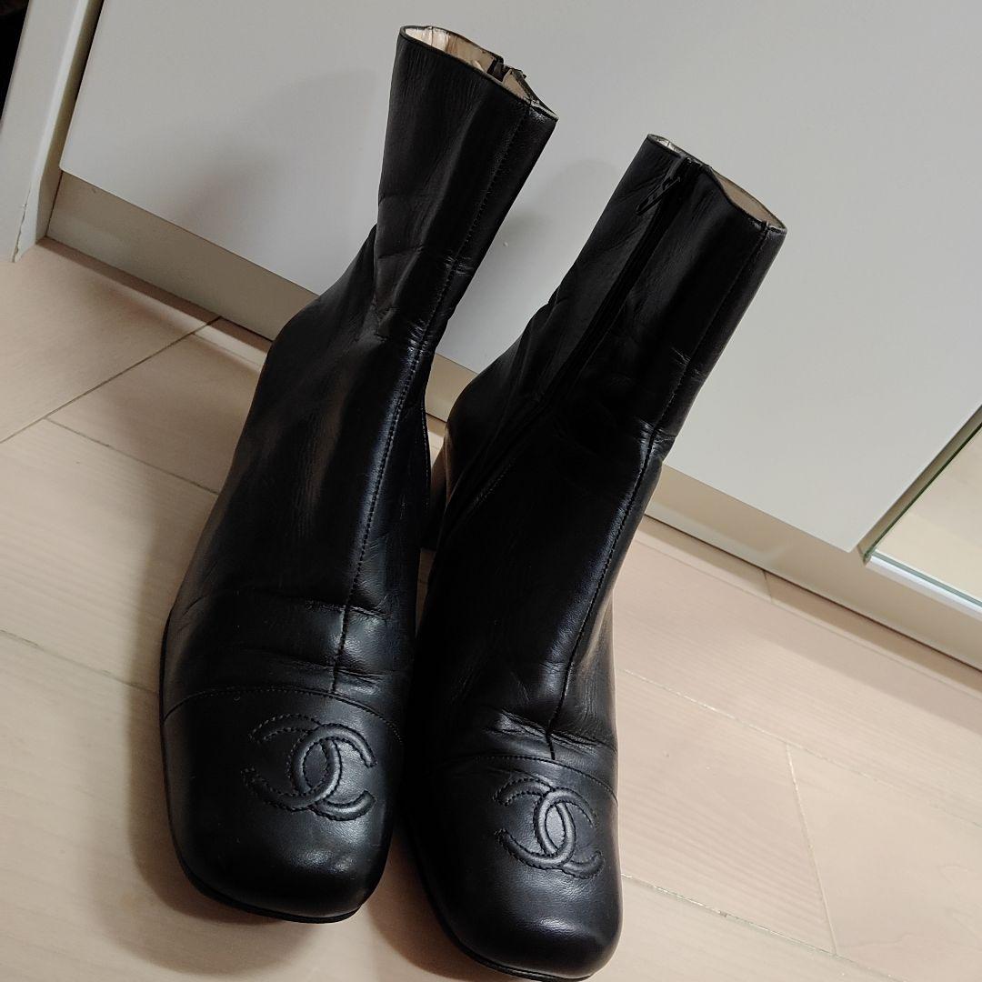 m*o様 CHANEL ブラックレザショートーブーツ