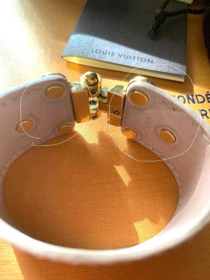 Louis Vuitton ピンクベージュエナメルレザーバングル