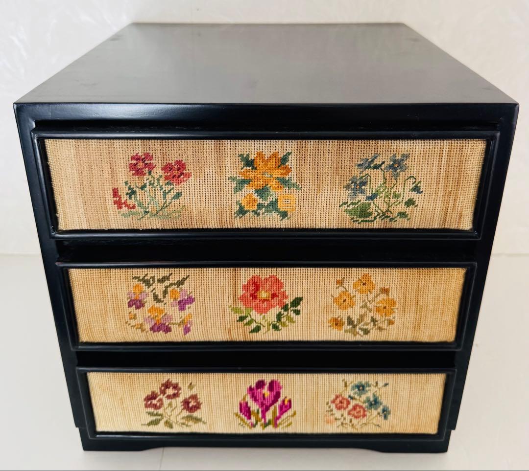 3段チェスト　引き出し　花刺繍　インテリア収納　和箪笥　昭和レトロ　ヴィンテージ