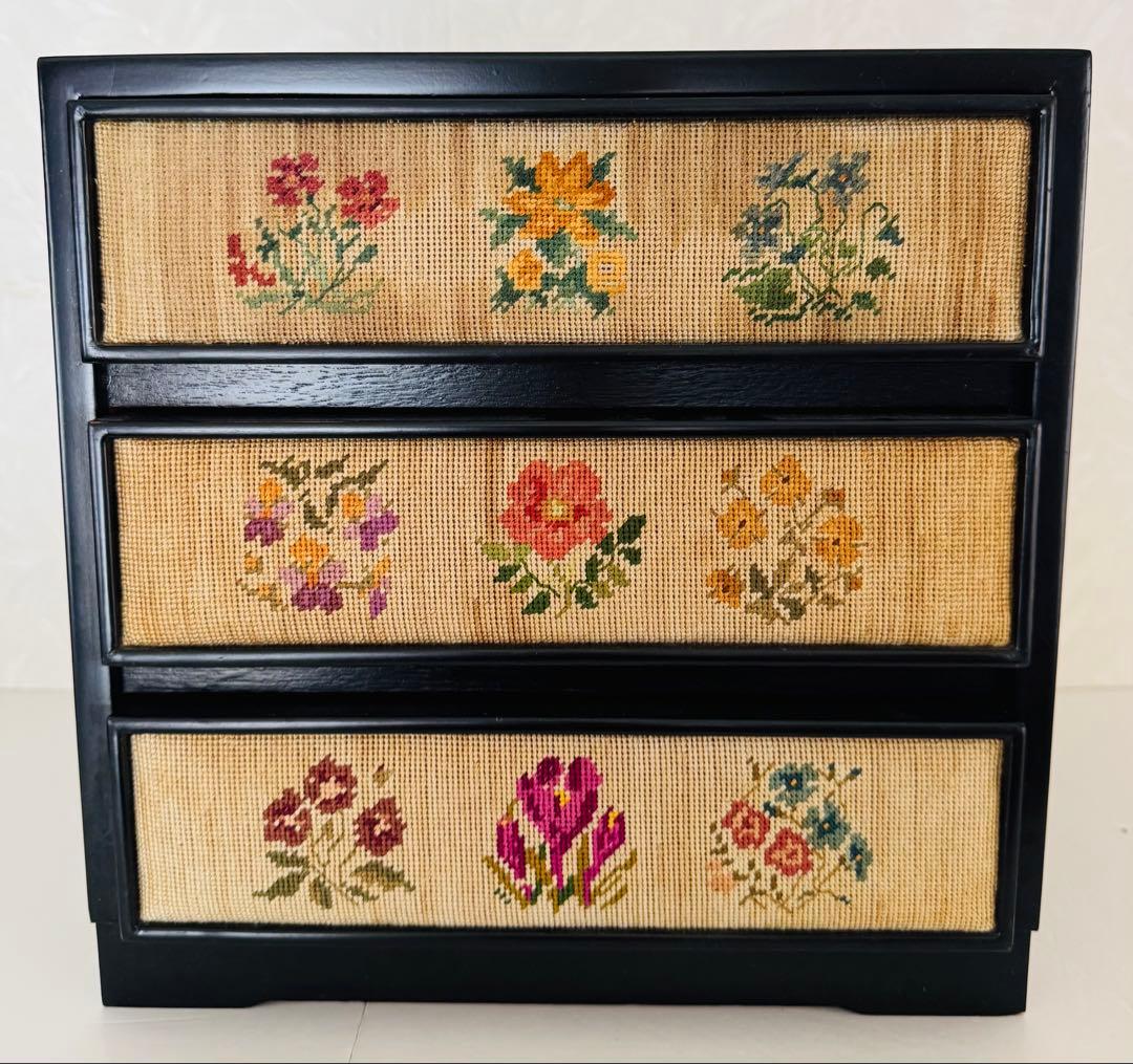 3段チェスト　引き出し　花刺繍　インテリア収納　和箪笥　昭和レトロ　ヴィンテージ
