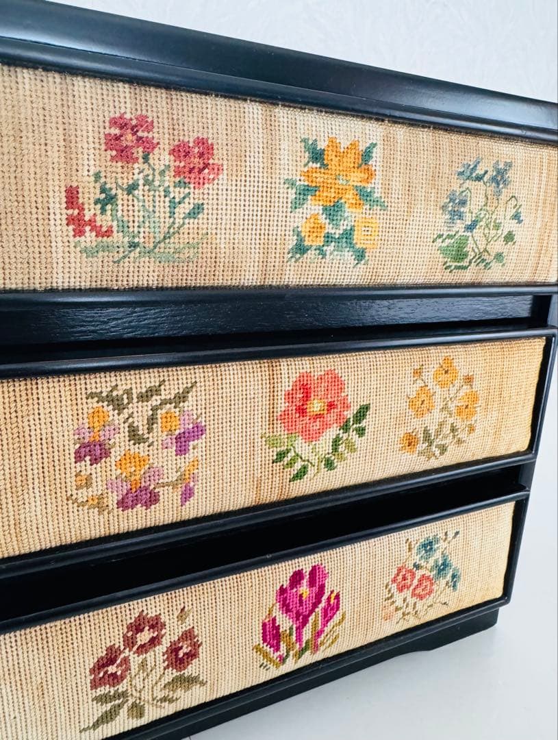 3段チェスト　引き出し　花刺繍　インテリア収納　和箪笥　昭和レトロ　ヴィンテージ
