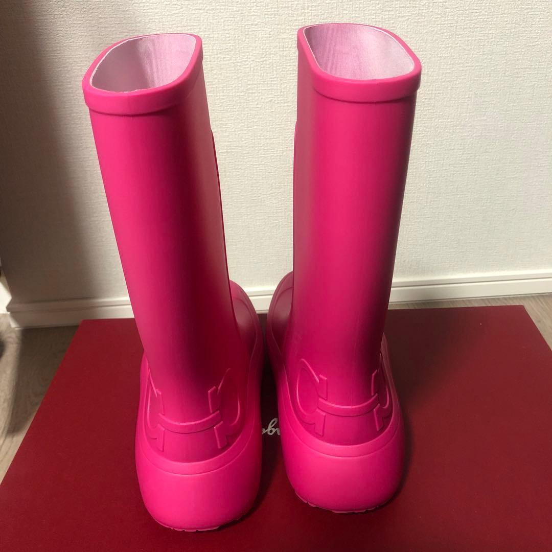 フェラガモ　ピンク ゴム製 ロングブーツ