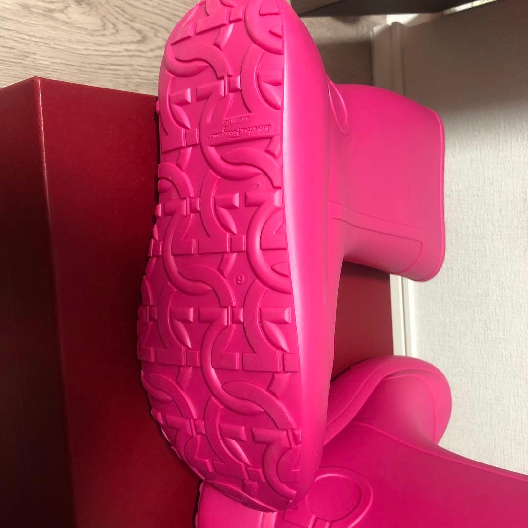 フェラガモ　ピンク ゴム製 ロングブーツ