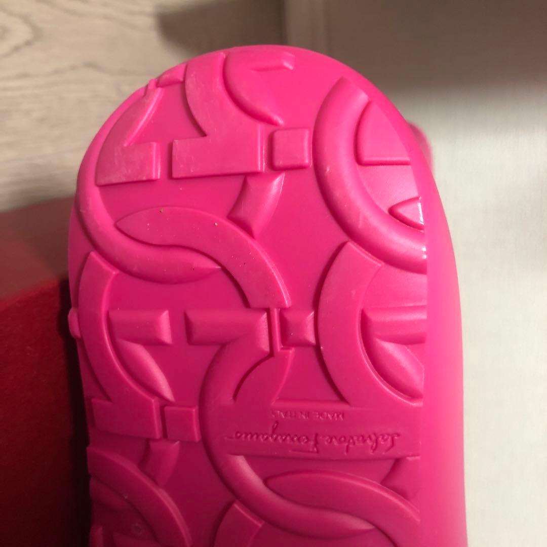 フェラガモ　ピンク ゴム製 ロングブーツ