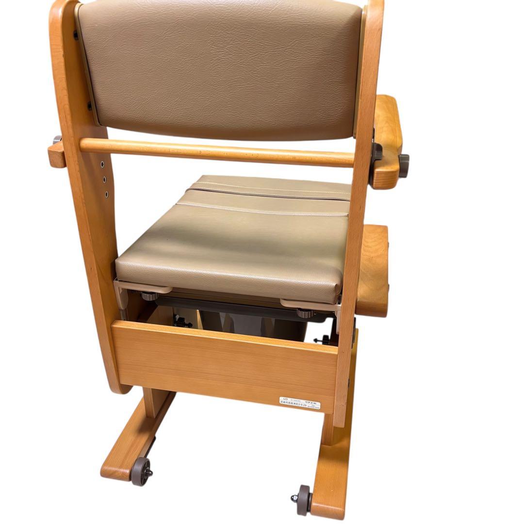 uchie（ウチエ） 木製ポータブルトイレ 肘掛け付き 介護用チェア 便座付き