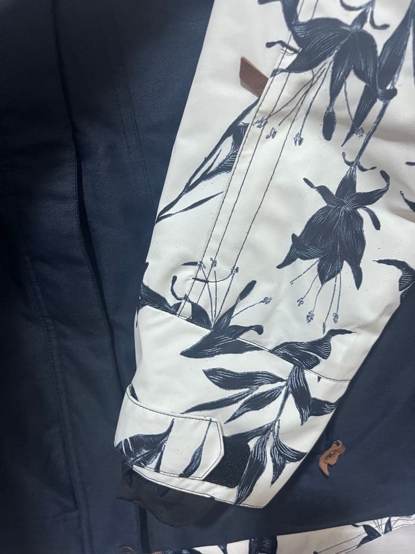 週末限定 新品未使用 ROXYスノーボードウェア 着画あり