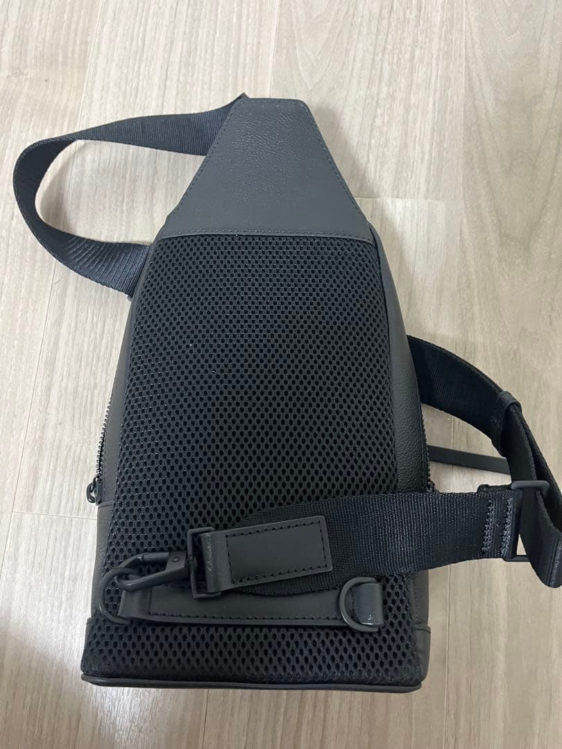 PaulSmith ボディバッグ　レザーブライトストライプ　ブラック