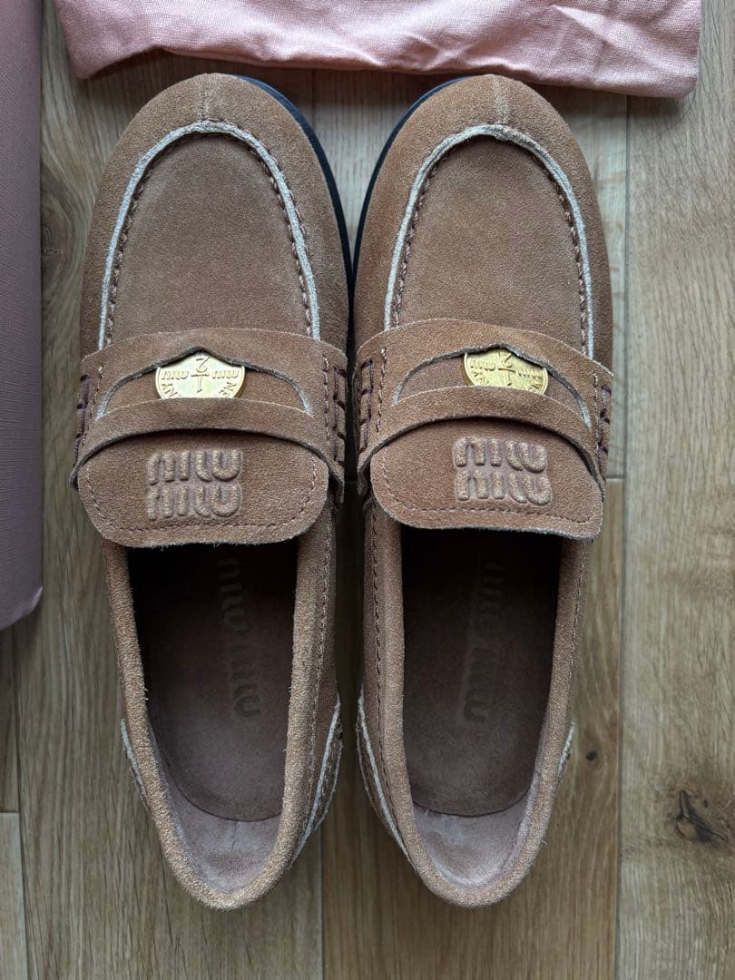 MIU MIU ベージュ スエード モカシン