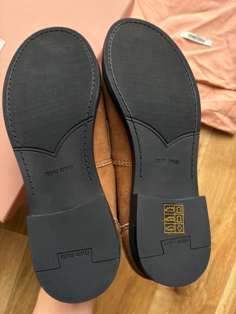 MIU MIU ベージュ スエード モカシン
