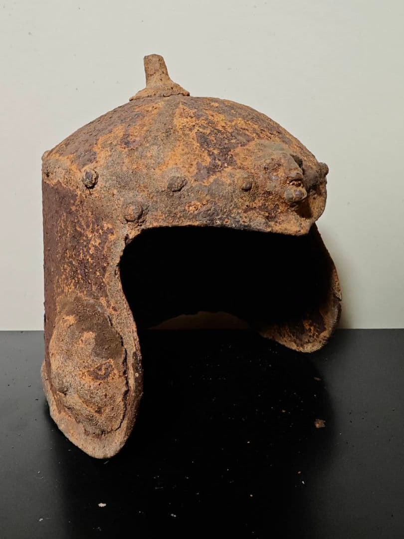 古代鉄製兜　古代中国　西晋時代〜元時代　考古発掘品　古代武具　貴重　博物館クラス