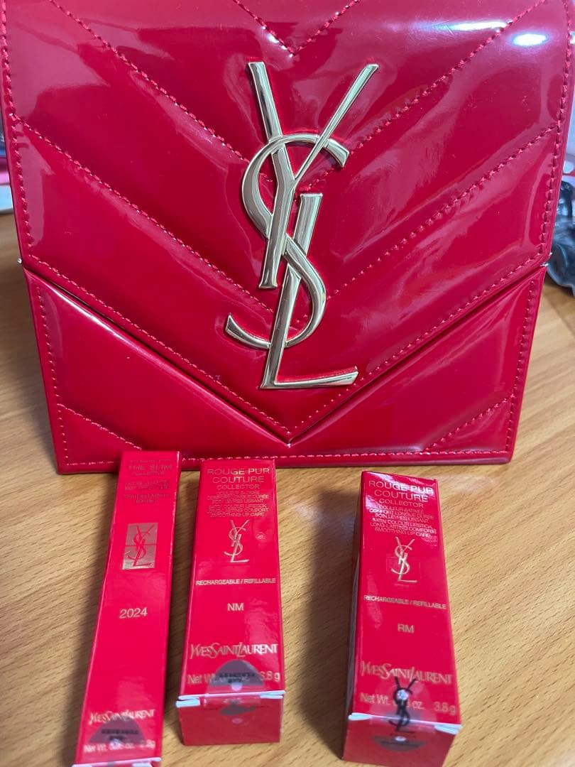 〈海外限定〉紙袋つきイヴサンローラン　2024 エナメルポーチノベルティ付リップ