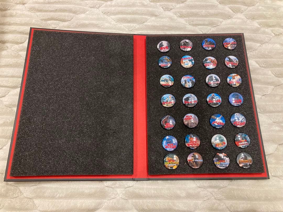 ゴジラ　歴代シリーズピンバッジ