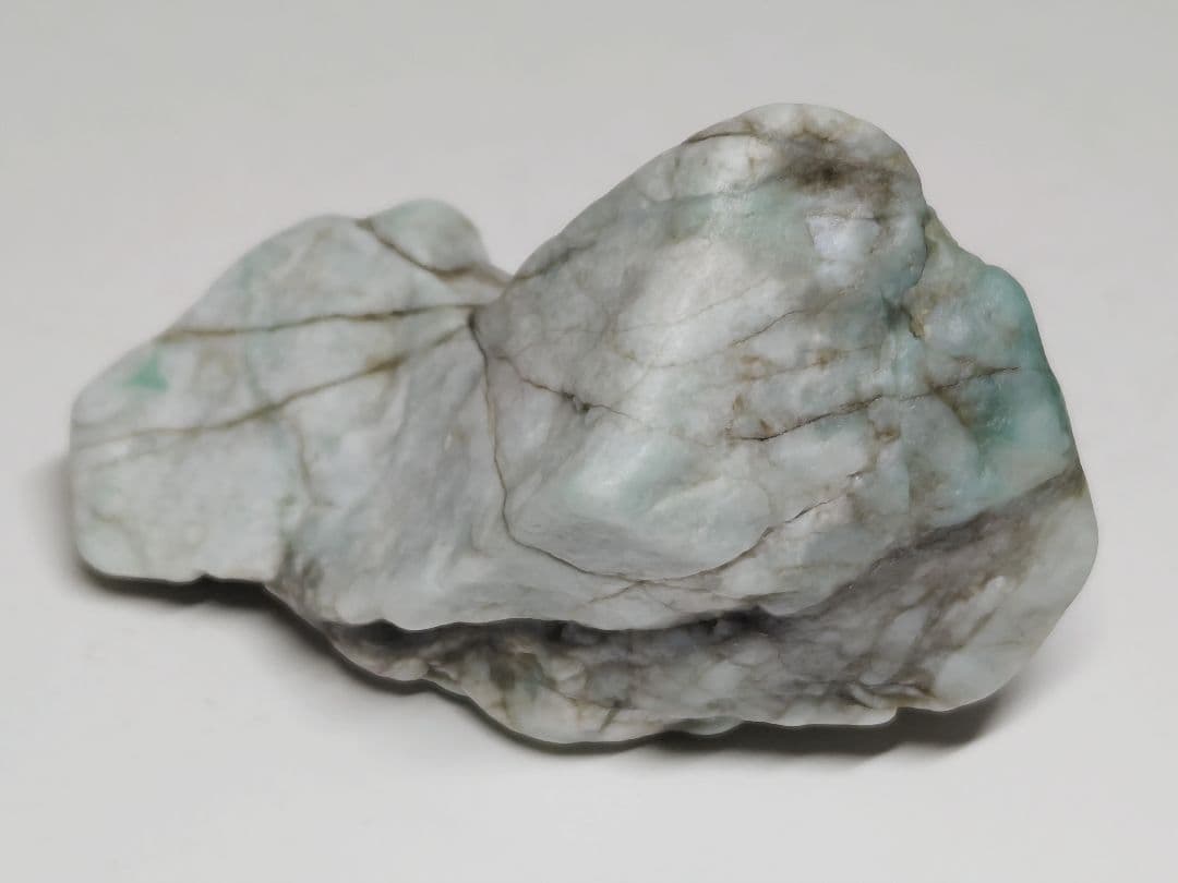 コン沢 136g 翡翠 ヒスイ 原石 鑑賞石 自然石 誕生石 鉱物 鉱石 水石