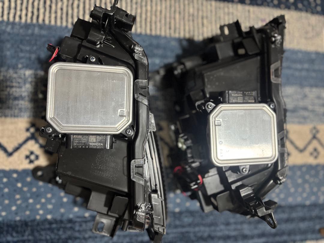 純正品　ランクル250 VX 角目　トヨタ車用ヘッドライト 2個セット