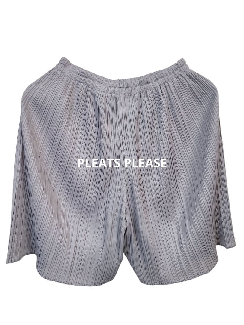 PLEATS PLEASE　グレー ショートパンツ