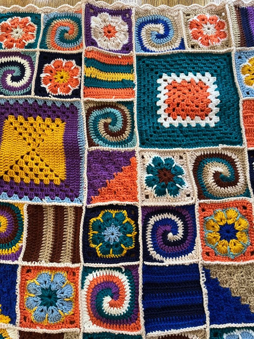 カラフルな手編みブランケットB