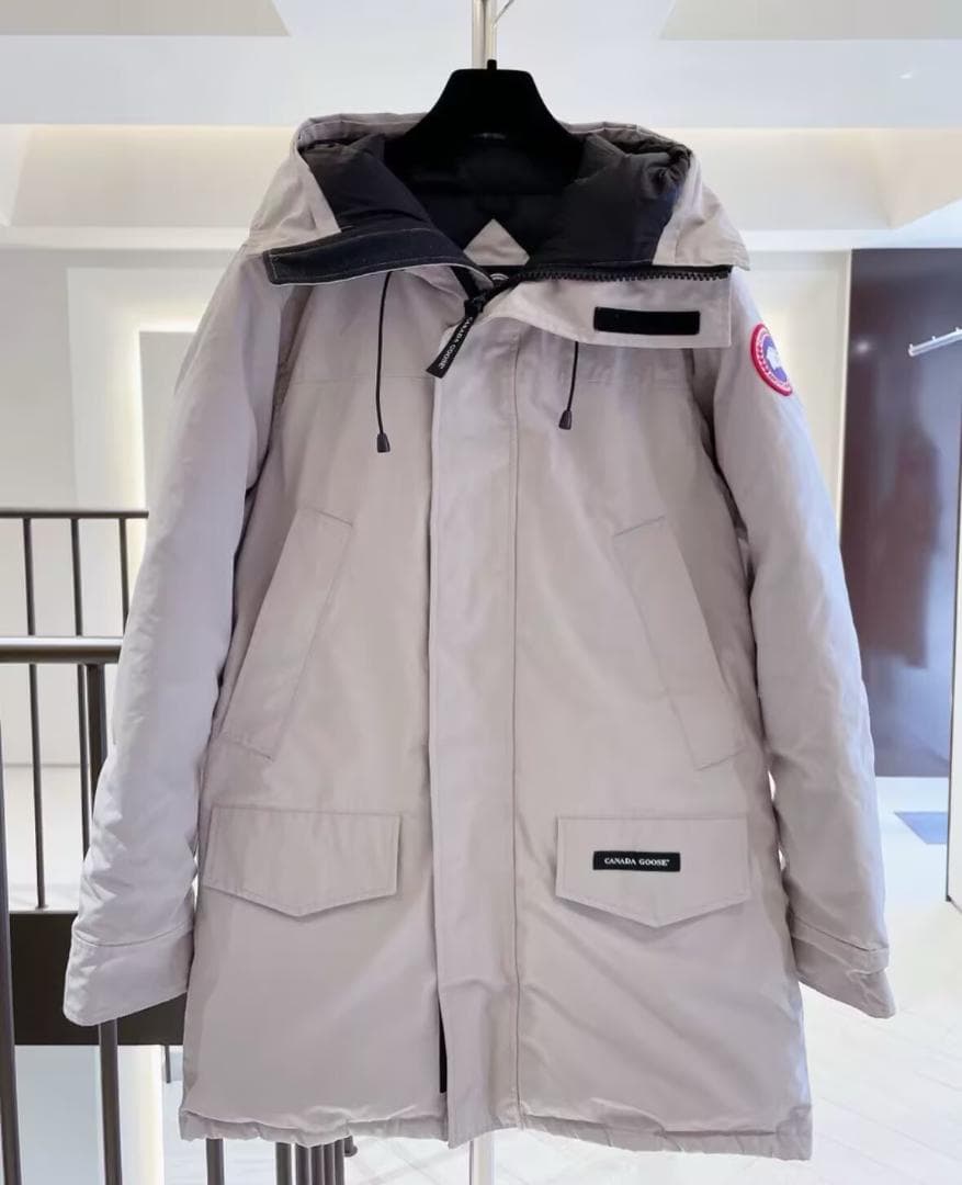 美品の中古品です フード付きダウンジャケット