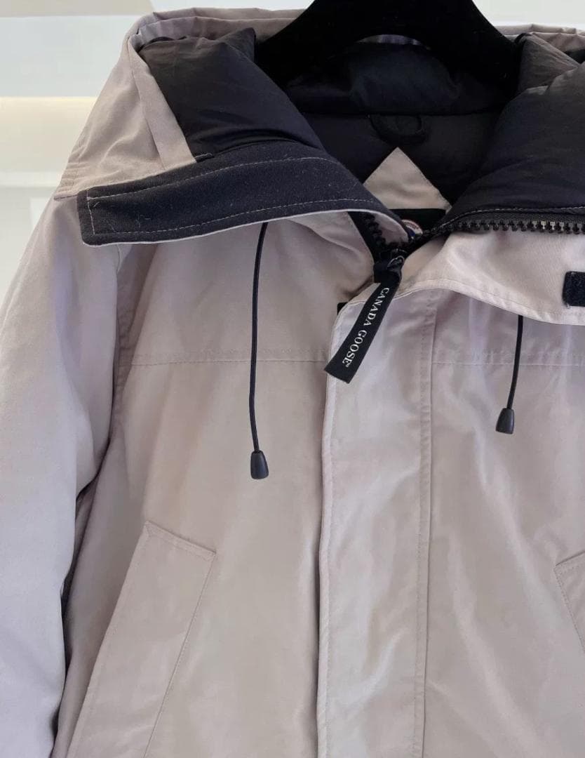 美品の中古品です フード付きダウンジャケット