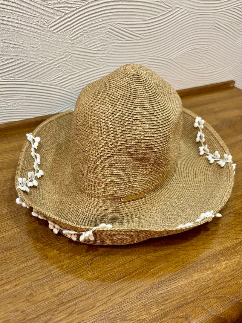 ベージュ 麦わら帽子 花の装飾付きアシーナニユーヨーク