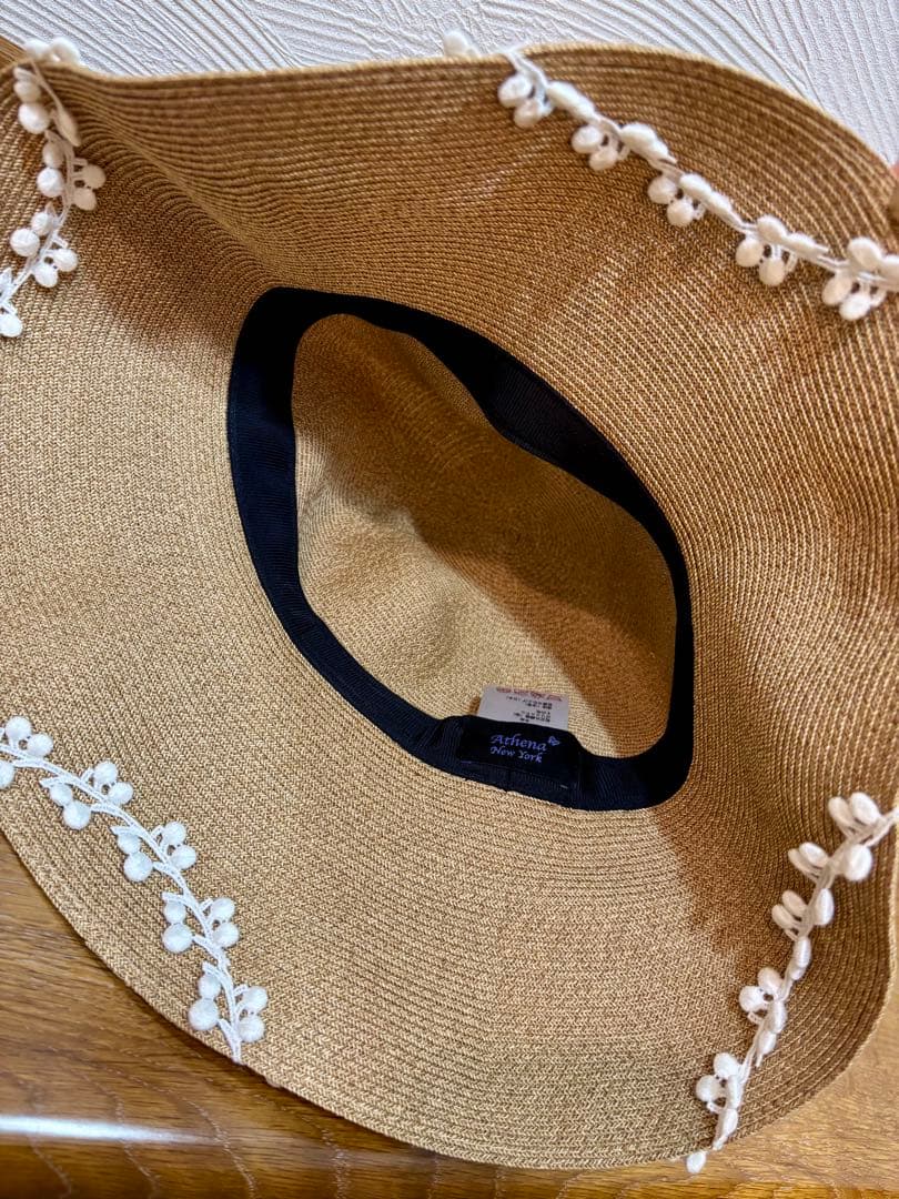 ベージュ 麦わら帽子 花の装飾付きアシーナニユーヨーク