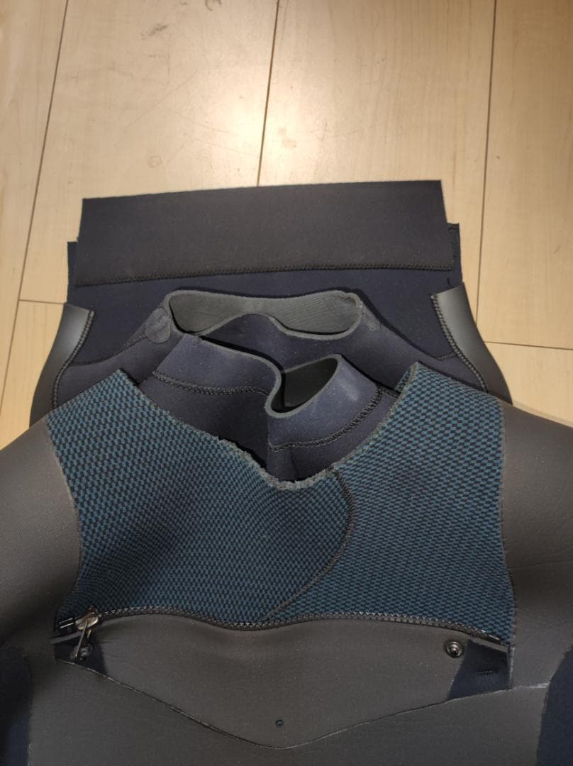 お値下げ!! RVCA セミドライ　チェストジップ　MLサイズ位です