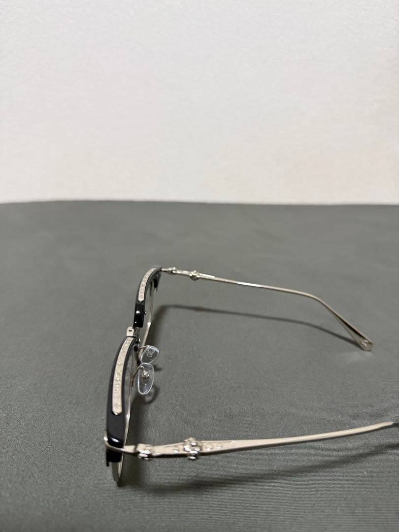 クロムハーツ シンプルなブラックメタルフレーム