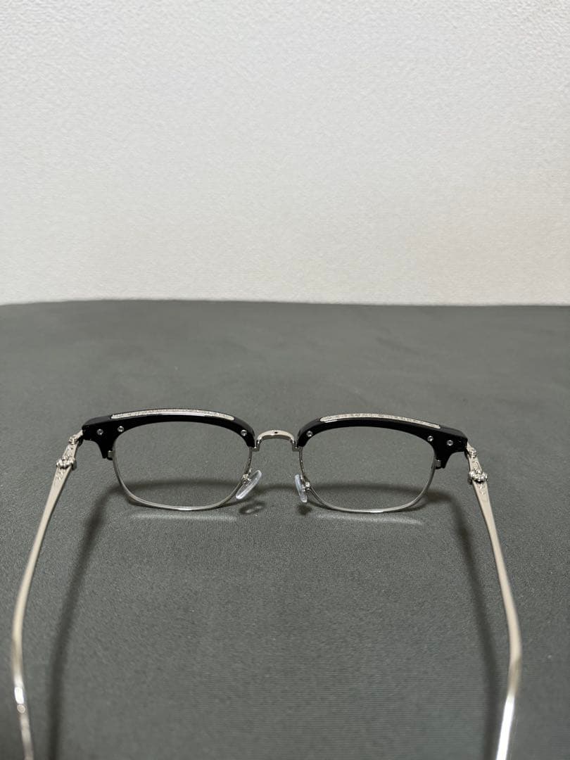 クロムハーツ シンプルなブラックメタルフレーム