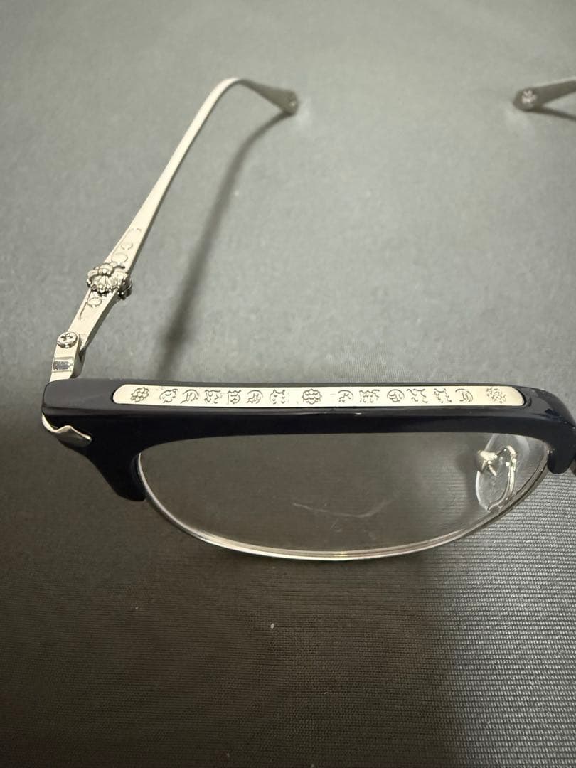 クロムハーツ シンプルなブラックメタルフレーム