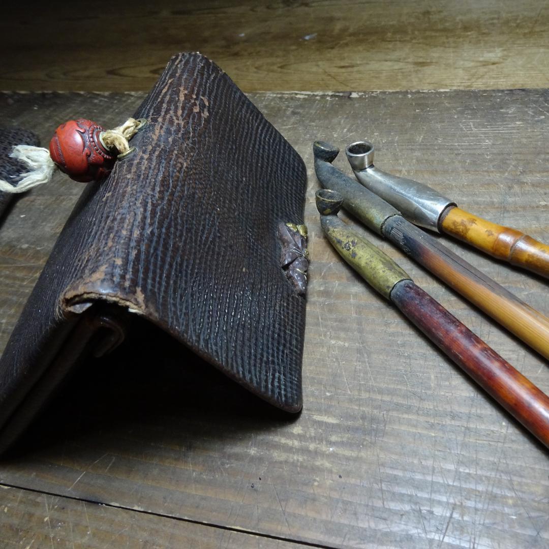 古い 煙草入れ+煙管入れ+煙管３つ　　　蝶の前金具　根付