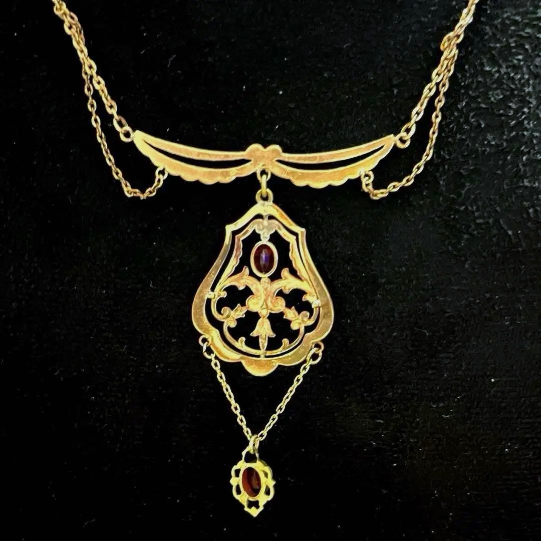 ヴィンテージ　エレガントなデザインのネックレス　石付き