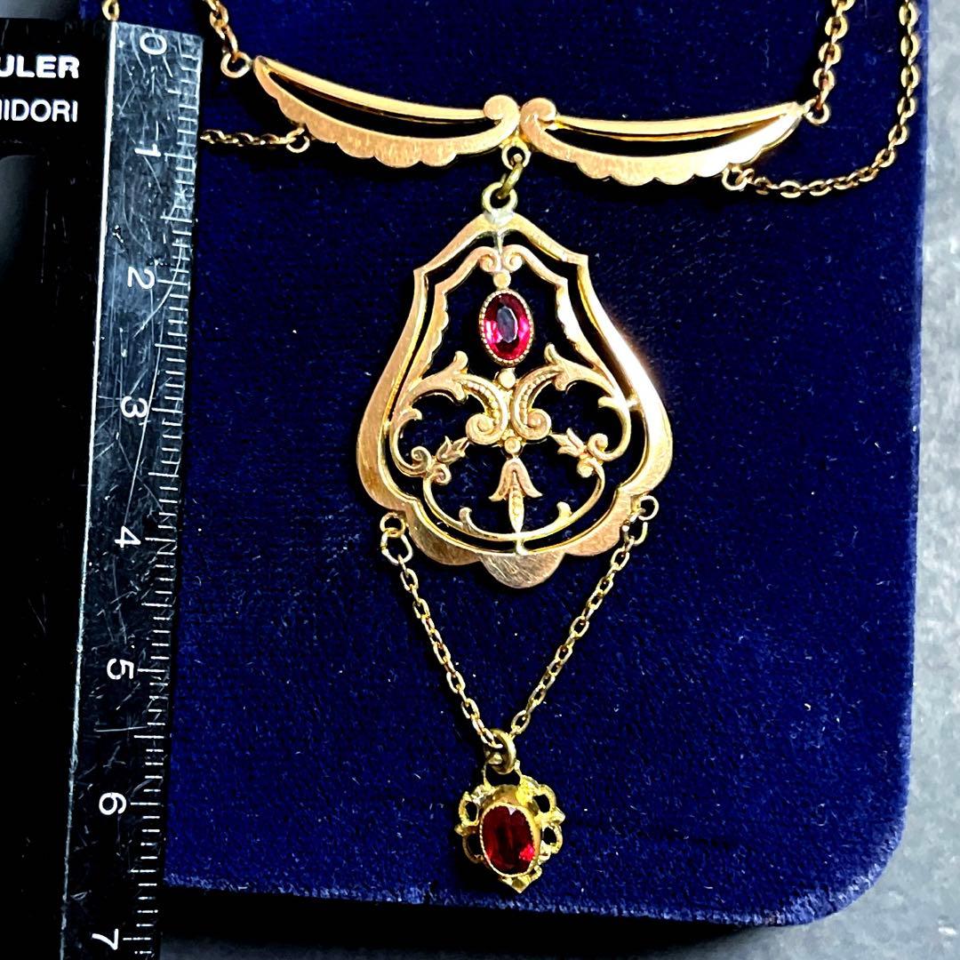 ヴィンテージ　エレガントなデザインのネックレス　石付き