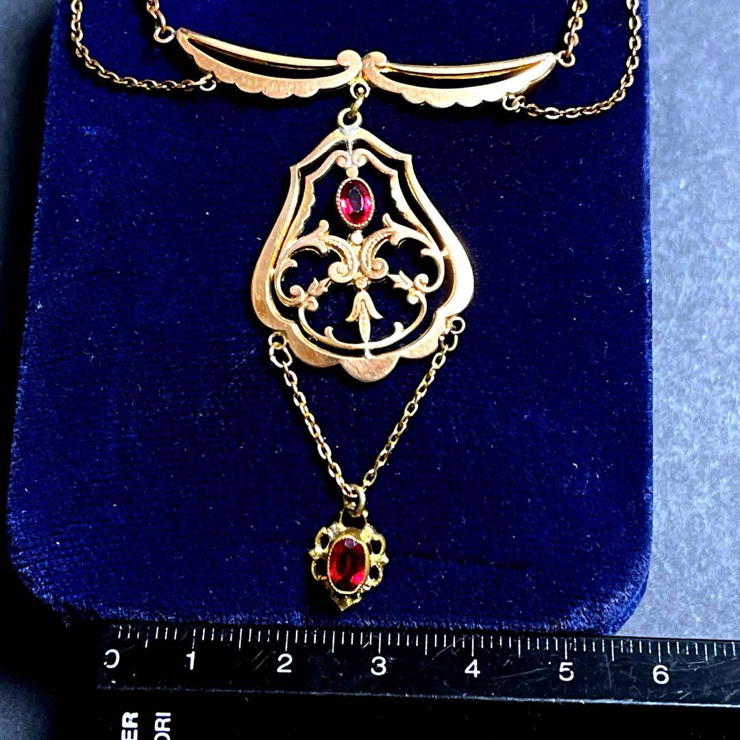 ヴィンテージ　エレガントなデザインのネックレス　石付き