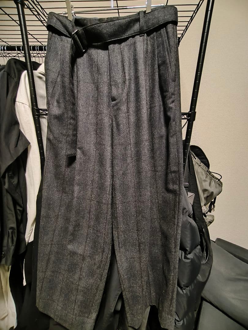 stein シュタイン　ベルテッドワイドストレートトラウザーズ　ダークチャコール