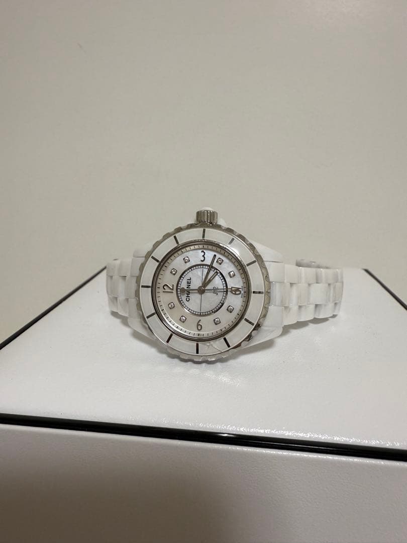 【訳あり】シャネルJ12 8Pダイヤ 33mmシェル ホワイト