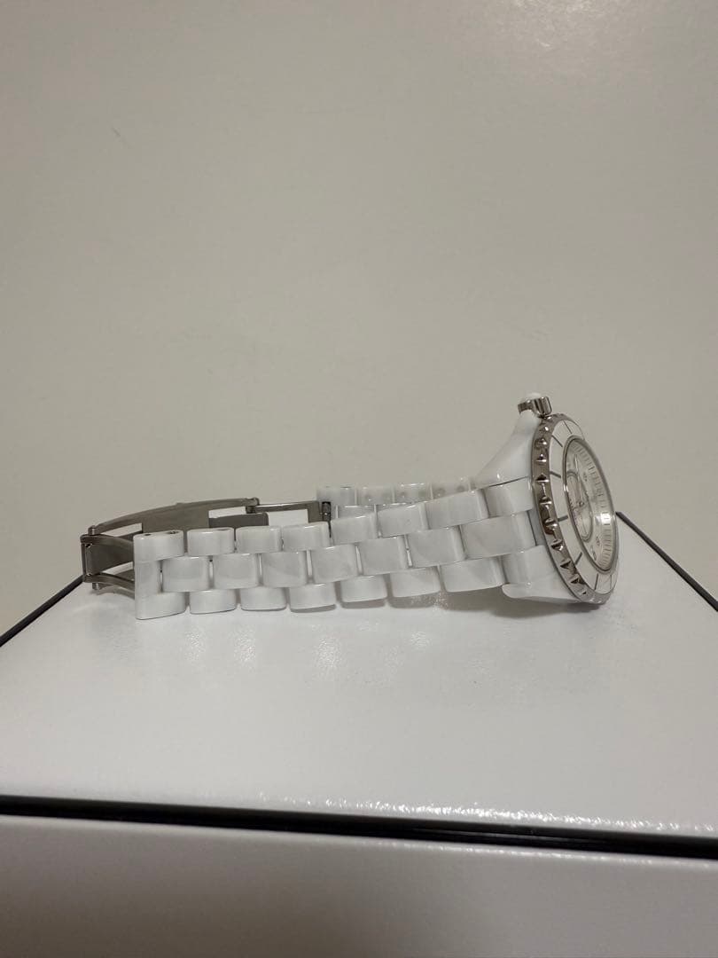 【訳あり】シャネルJ12 8Pダイヤ 33mmシェル ホワイト